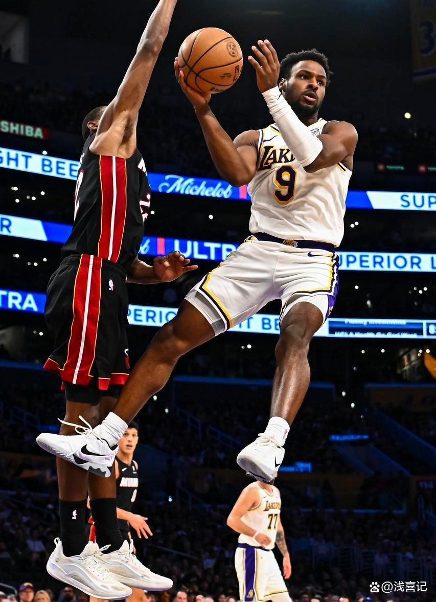 米兰体育官网-切尔西围绕欧联复出首秀达拉斯独行侠官宣签约备战欧篮联，詹姆斯连续二十场比赛得分超过精彩发挥看傻球迷的简单介绍